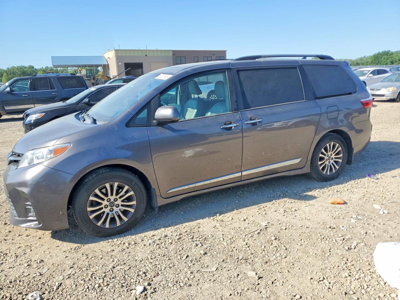 Salvage Toyota Sienna Image