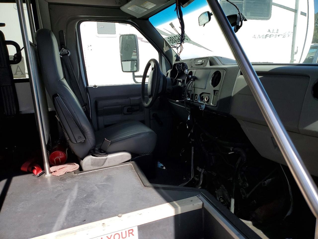 Ford Econoline E450 Super Duty Cutaway Van