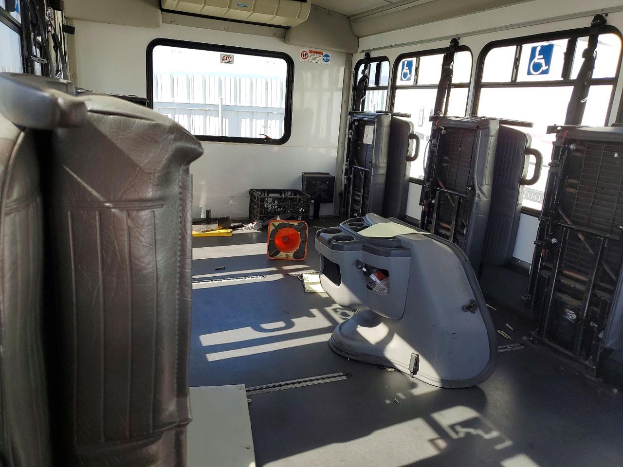 Ford Econoline E450 Super Duty Cutaway Van